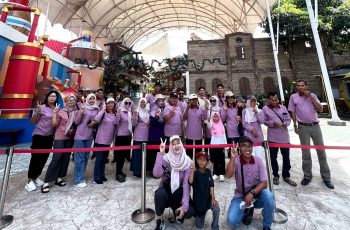 Jejak Ketulusan Sang Guru: Jalan-Jalan di Saloka Menjadi Hadiah Indah di Akhir Pengabdian