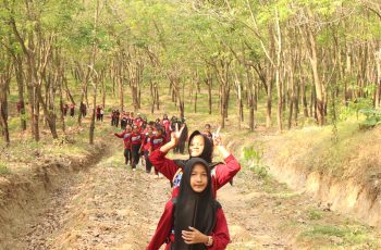 Semarak Hari Olahraga Nasional ke-43, SMP Negeri 2 Dukuhseti Gelar Jalan Sehat dan Telusur Alam